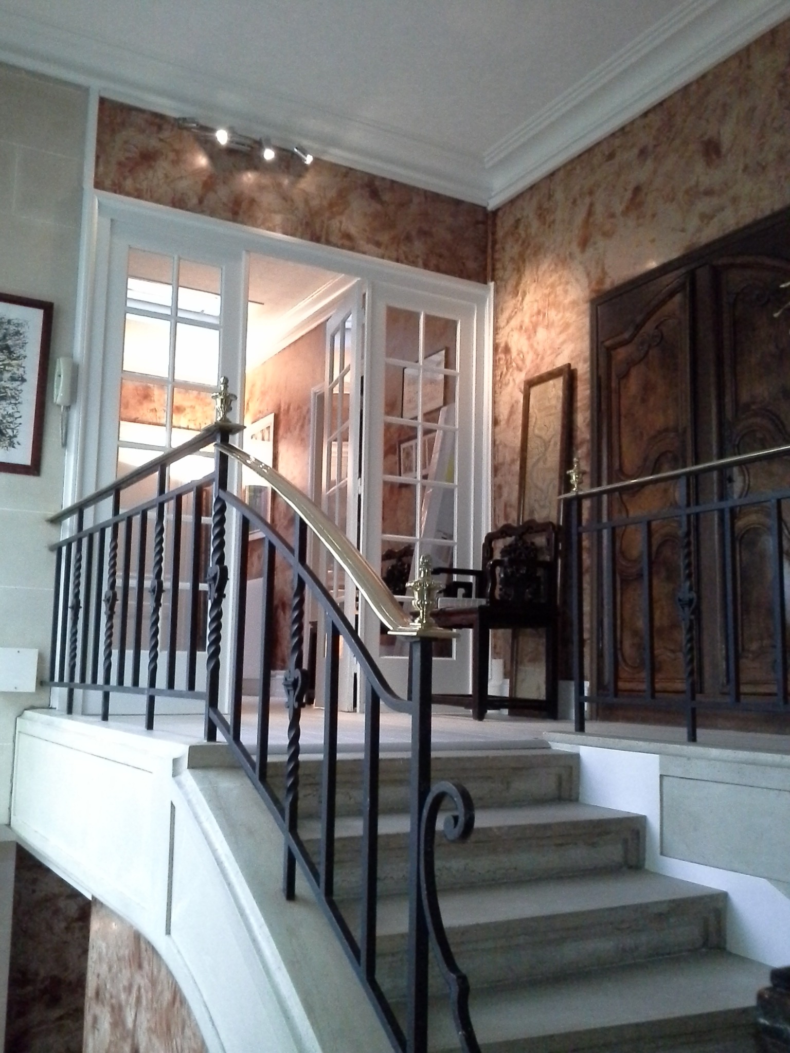 Entrée et escalier intérieur