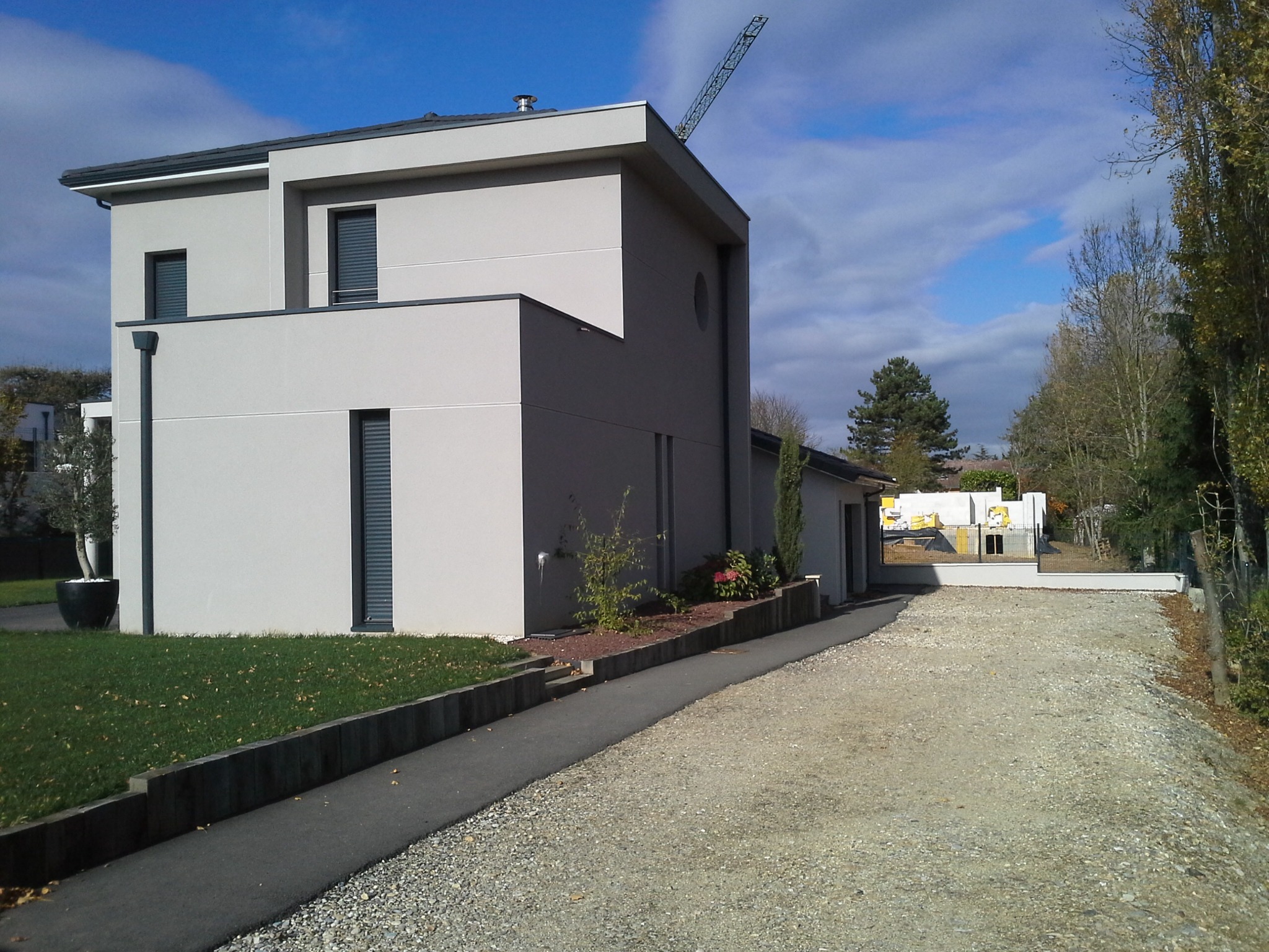 Maison contemporaine — côté accès