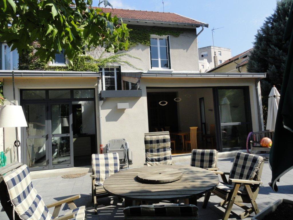 Maison traditionnelle à façade enduite et toiture en tuiles, photographie fournie par NOVELIA HABITAT