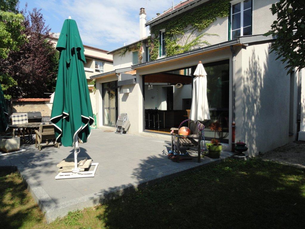 Terrasse et jardin — seconde vue